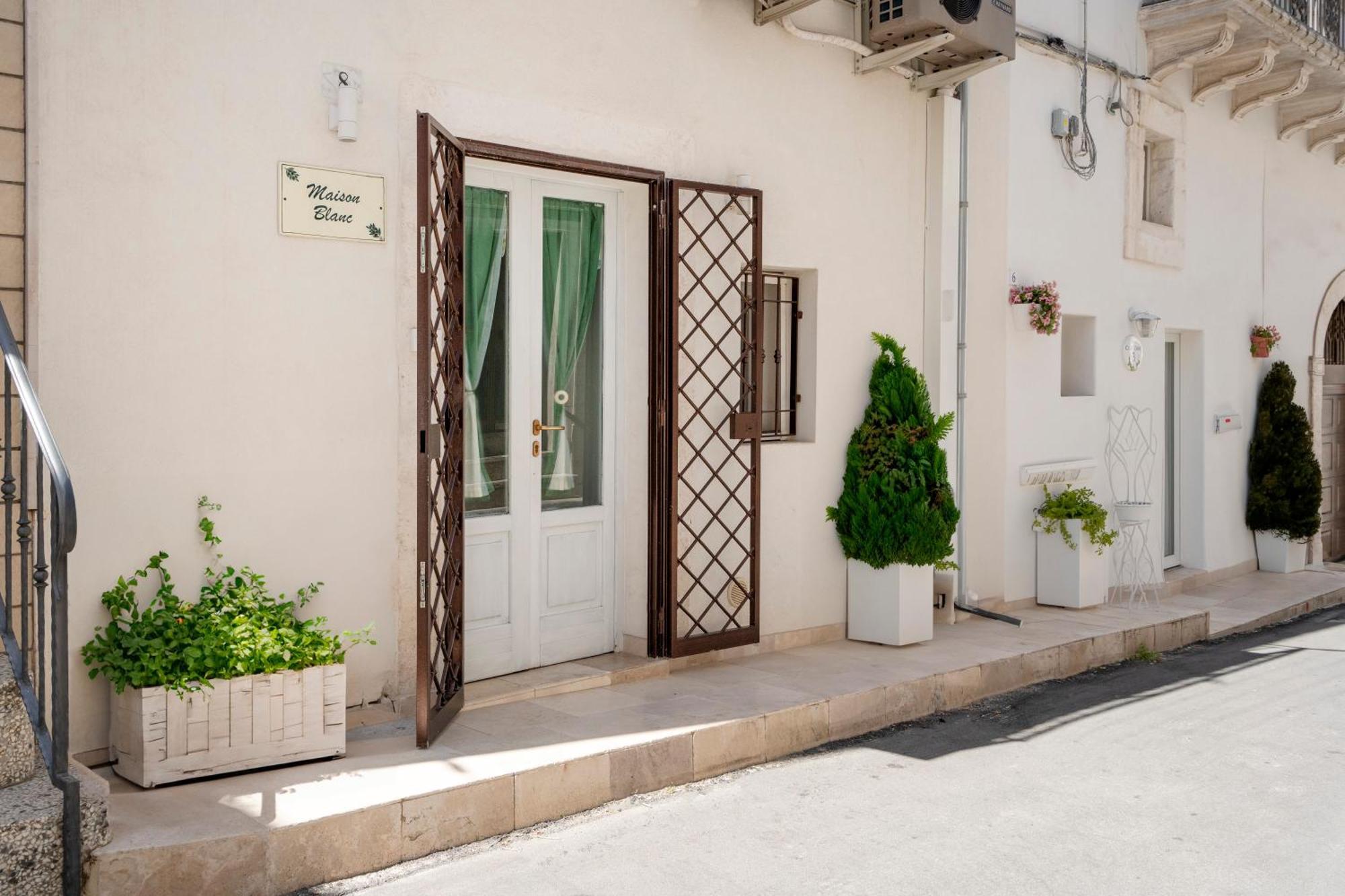 Maison Blanc Bed & Breakfast *